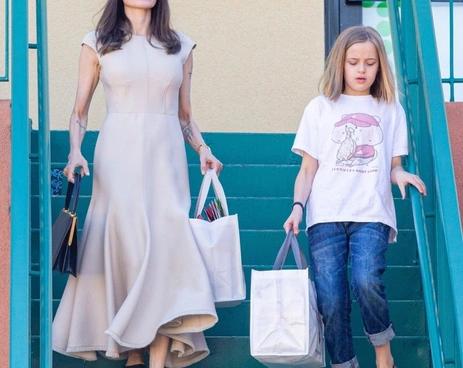 Анджелина Джоли надела платье безжизненного цвета подчеркнув свою бледную кожу