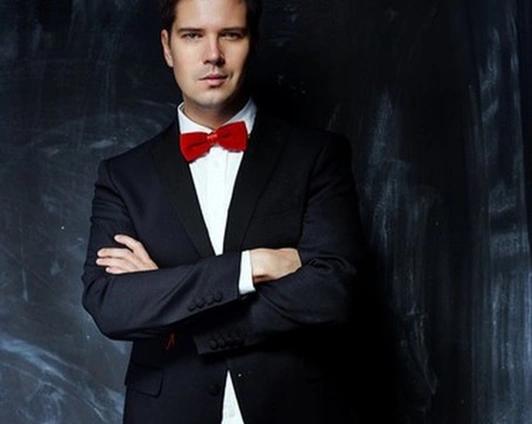 Даниил Грачев критикует стиль Анджелины Джоли и переодевает ее в вещи из новых коллекций