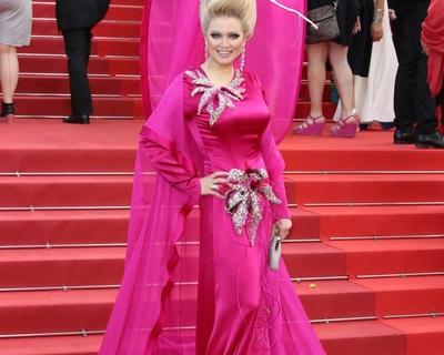 Платье не подчеркивает красоту и соперничает с нарядами Черкизовского рынка Лена Ленина об образах Адрианы Лимы и других звезд Канн