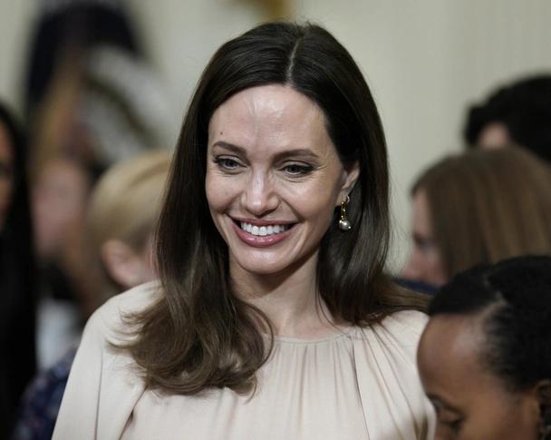 Анджелина Джоли убила весь образ немодными туфлями 5 пар на которые стоит обратить внимание и ей и вам